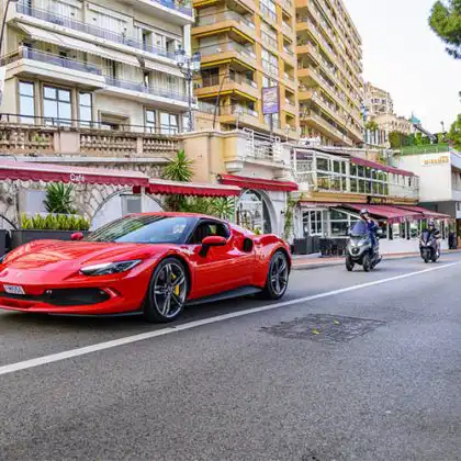 Ferrari vermelha é veículo sinônimo de aluguel de carros de luxo na Europa