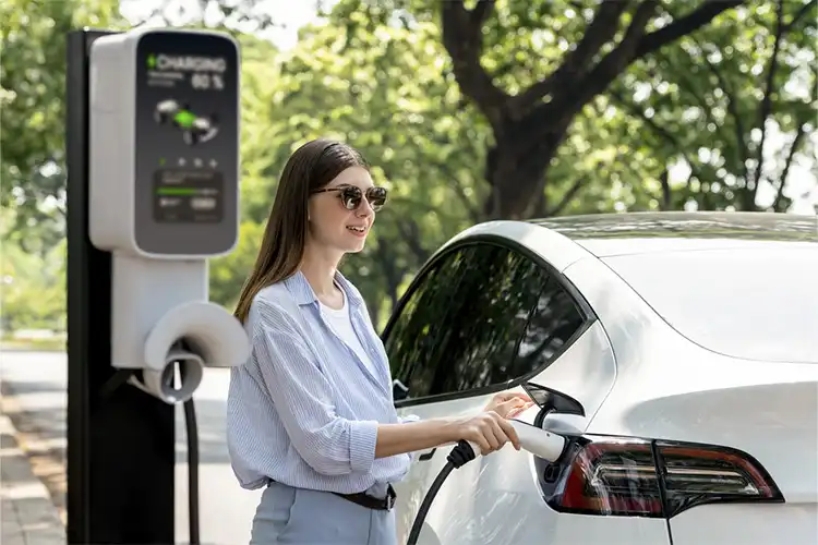 Motorista utiliza terminal de recarga para completar bateria de um Tesla