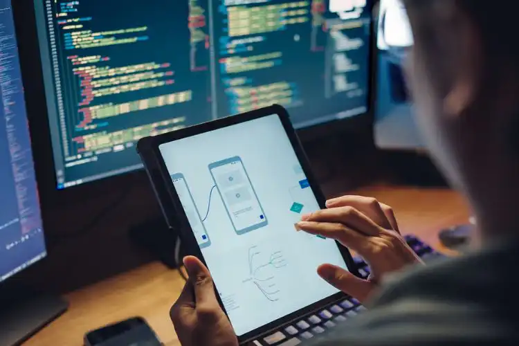 Há vagas em tecnologia para brasileiros na Europa.
