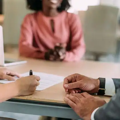 Casal assinando contrato de assessoria de visto para Portugal