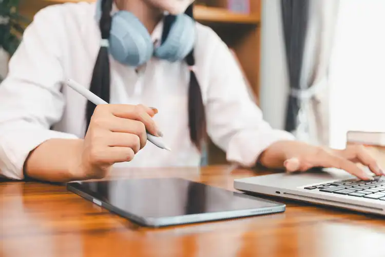 Ao escolher uma plataforma para estudar inglês, é importante analisar a metodologia da escola.