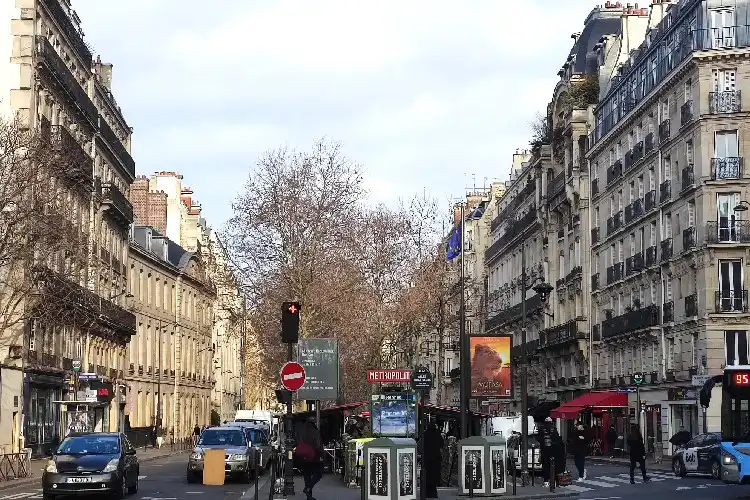 Um dos boulevards que levam a Montparnasse.