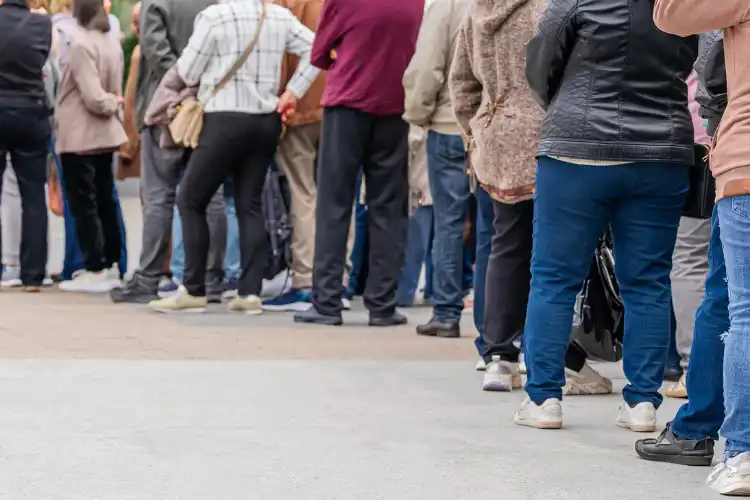 Fila de imigrantes em Portugal