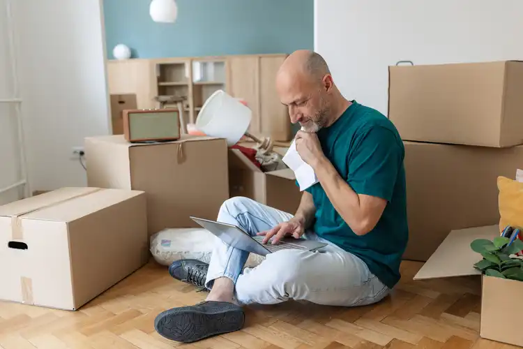 Homem mudando-se do seu apartamento na Espanha