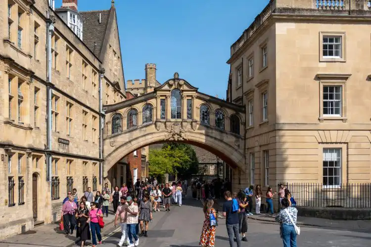 Pessoas caminhando por uma rua na Inglaterra