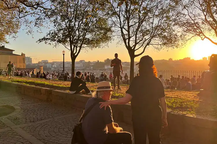 Pôr do sol, em mirante no Porto, em Portugal