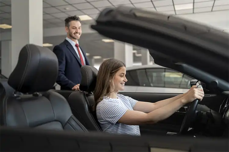 Mulher alugando carro de luxo na Europa