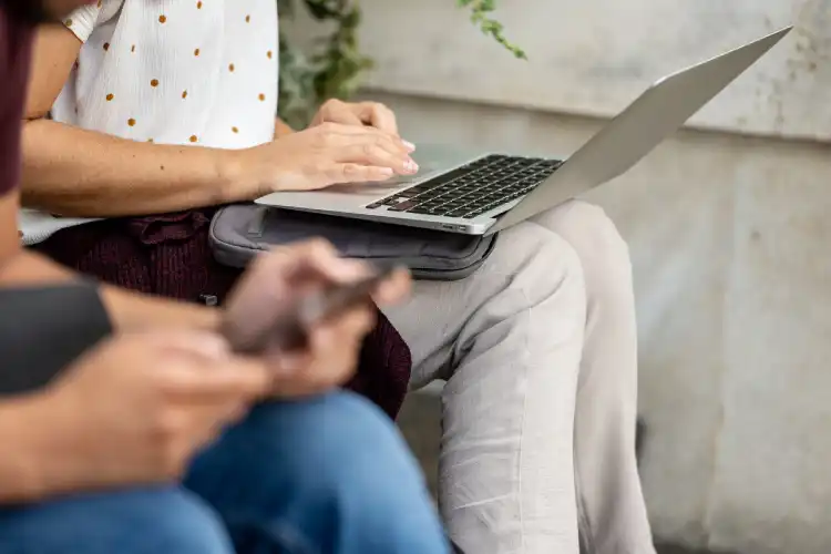 É possível estudar online em universidades estrangeiras, mas pode ser complicado conciliar. 