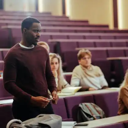 Estudante de doutorado na França participando de aula em uma universidade francesa