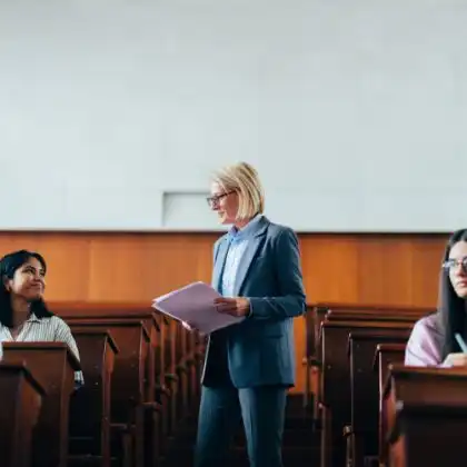 Professora ministrando aula de doutorado na Inglaterra.