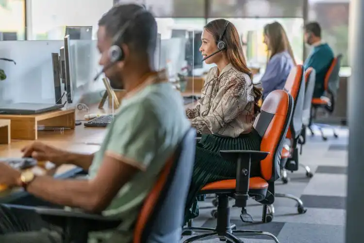 Muitos dos empregos no país ibérico para brasileiros estão ligados ao telemarketing e atendimento ao usuário