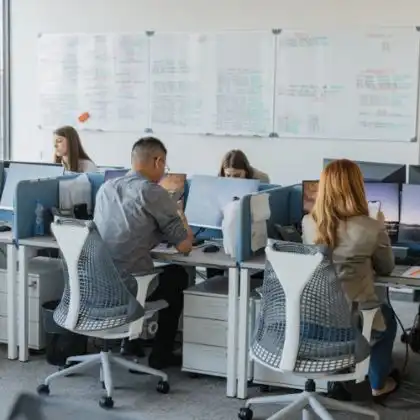 Os empregos na Espanha podem encaixar para brasileiros, mas a busca requer planejamento.