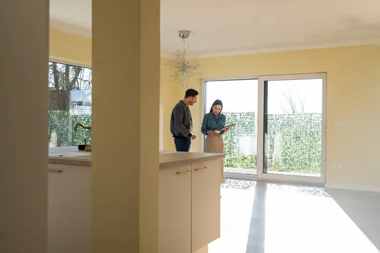 Homem visitando apartamento com corretor imobiliário