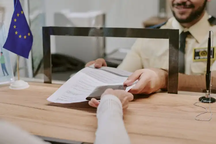 Saiba como entrar na Europa legalmente; procedimentos variam conforme país.