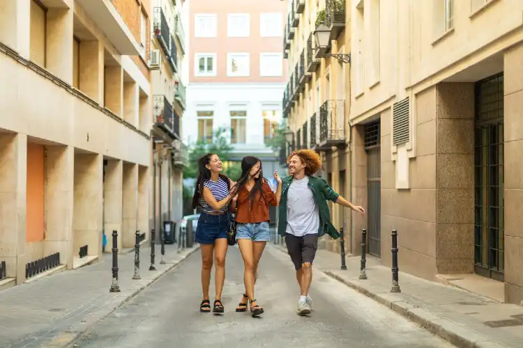 Estudar espanhol na Espanha é recomendado para diversos perfis de brasileiros.