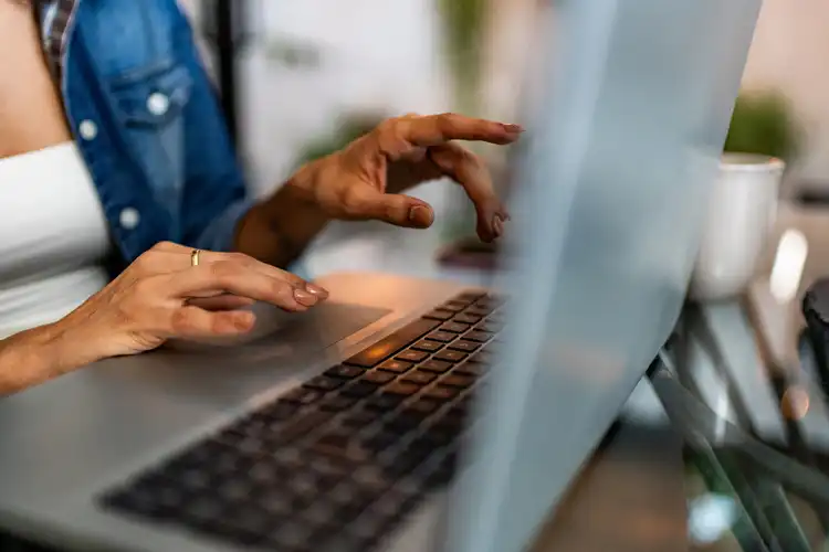 Estudar inglês online é uma ótima maneira de agilizar o estudo, mas requer disponibilidade.