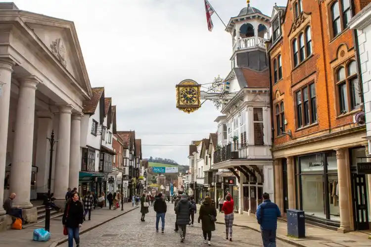 Pessoas caminhando em uma das cidades perto de Londres