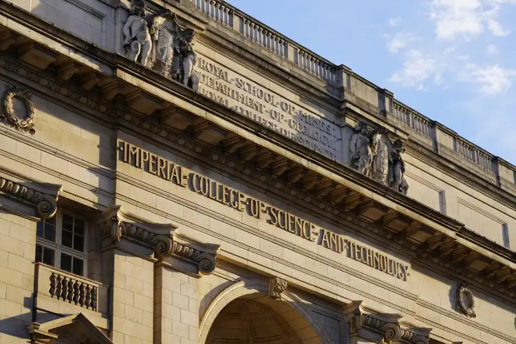 Fachada do Imperial College em Londres