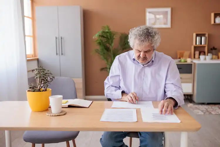Homem organizando documentos para pedir o visto para Portugal
