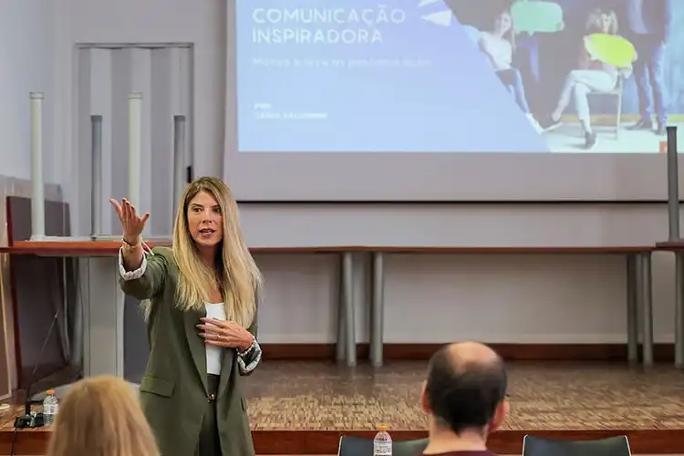 Brasileira Letícia Bergamo em evento sobre empreendedorismo feminino em Portugal