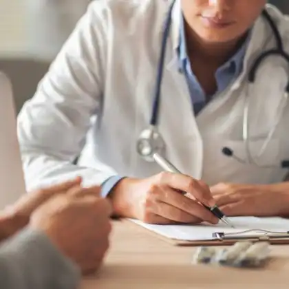 Médico de família com paciente em Portugal