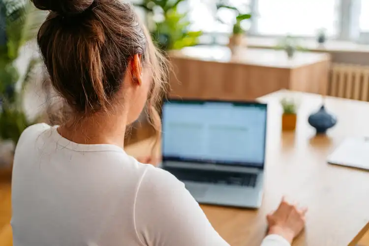 Mulher olhando sites para alugar apartamento na Espanha