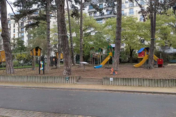 Parque público parisiense com playground para crianças