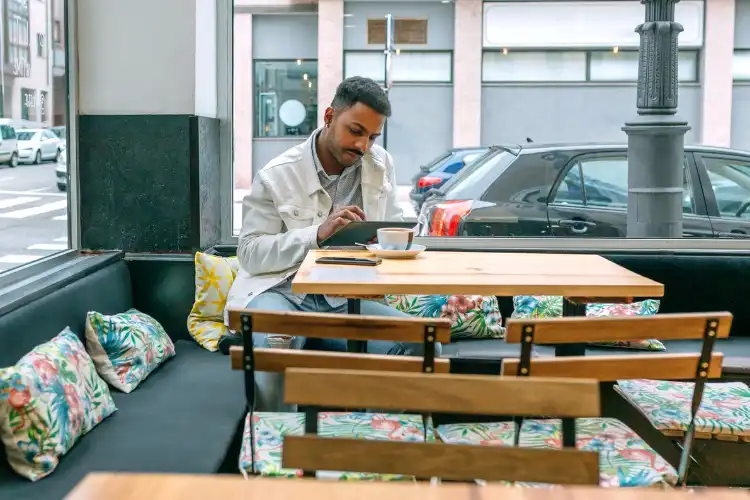 Nômade digital trabalha em café na Europa