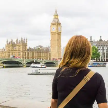 Mulher admirando Big Ben em Londres