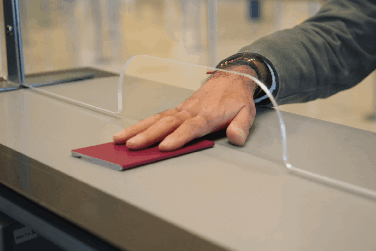 O passaporte espanhol pode ser solicitado por portugueses que residam por dois anos na Espanha