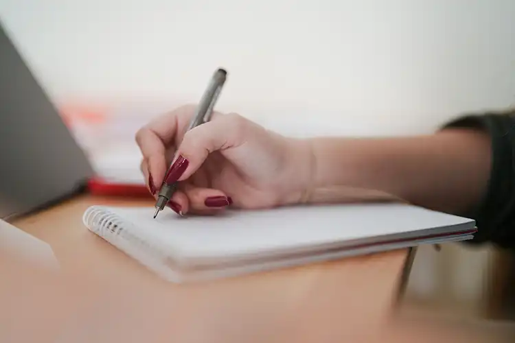Mulher anota documentos necessários para cidadania italiana