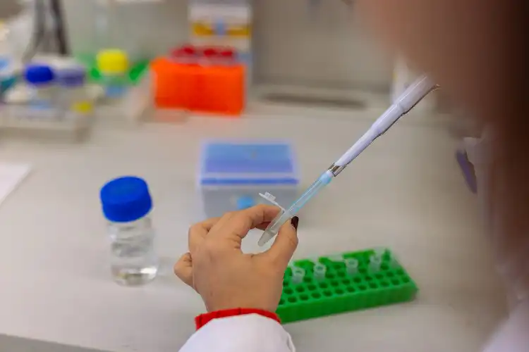 Pesquisadora durante pesquisa em laboratório
