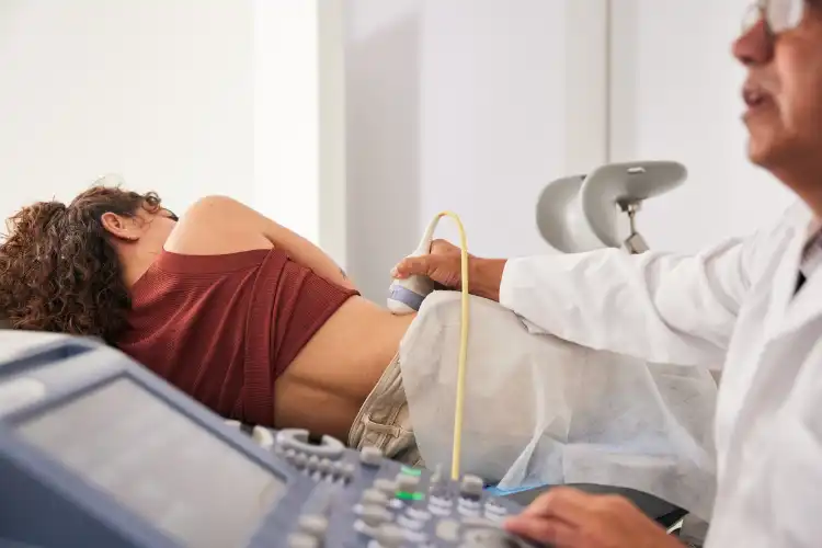 Paciente faz exames com médico na Europa.