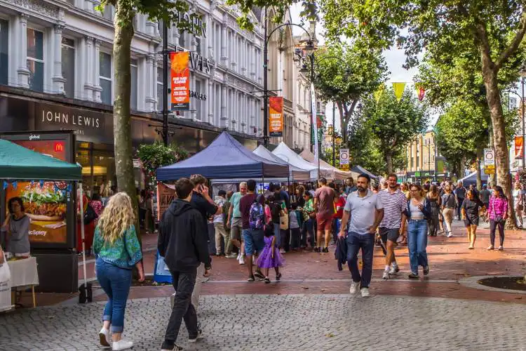 Pessoas caminhando pelo centro de Reading