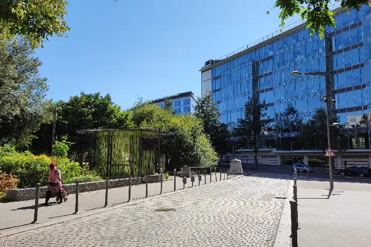 Uma das cidades perto de Paris.