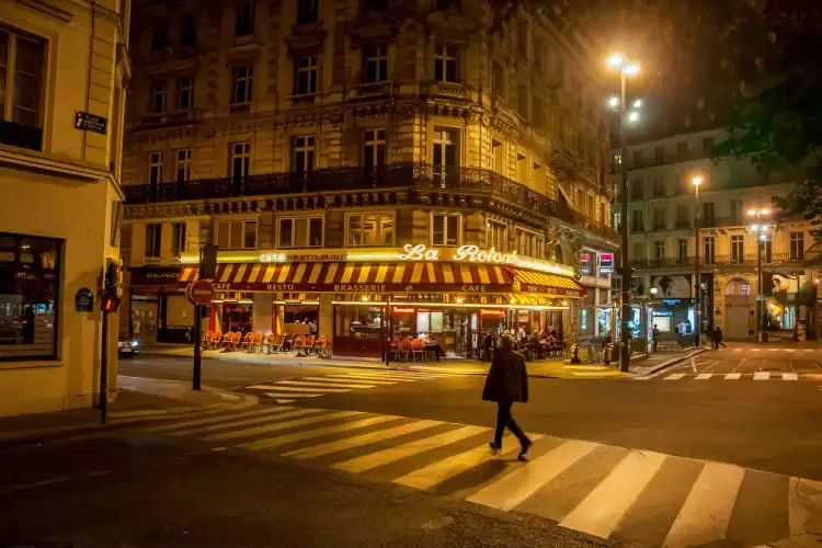 Pessoa caminha sozinha à noite em rua segura na França