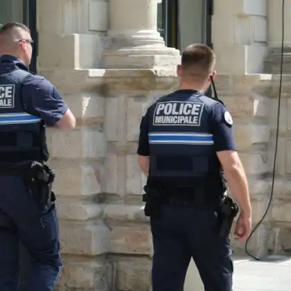 Segurança na França com policiais municipais que patrulham rua em um cidade do país