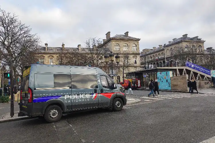 Contingente de segurança em cidades francesas.