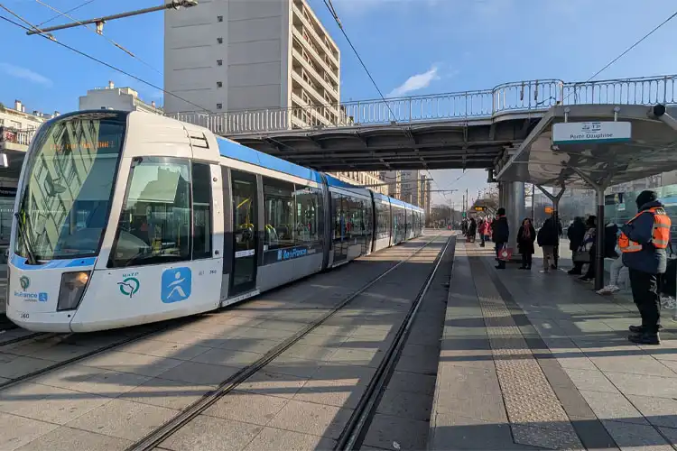 Tramway é um dos modais que compõem o transporte público francês
