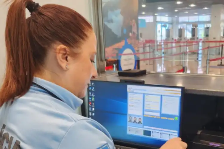 Agente da UNEF no aeroporto