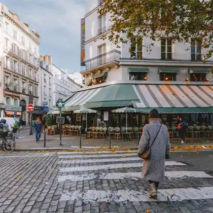Pessoa atravessa rua no 11º arrondissement da capital da França