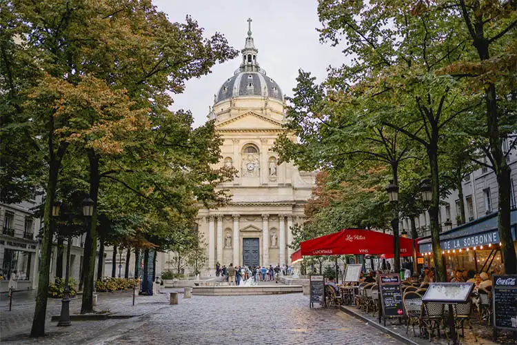 Universidade Sorbonne parisiense, razão pela qual vale a pena morar na França