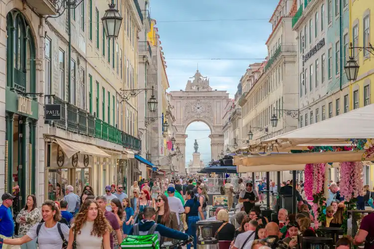 Rua lotada do centro de Lisboa