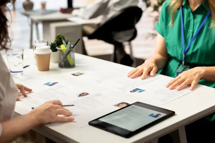 Recrutadores vendo vagas de empregos na Inglaterra no tablet