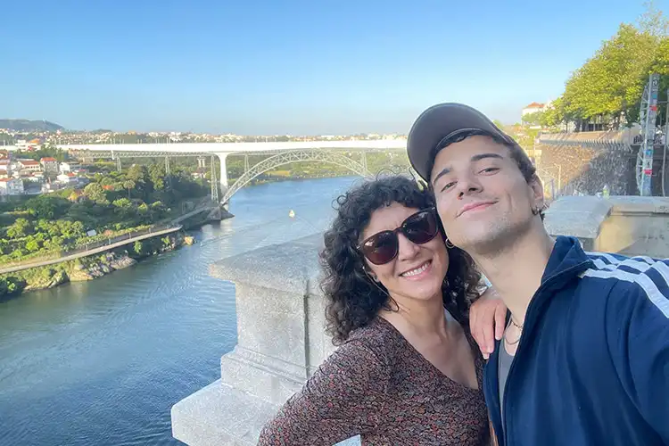 Dois irmãos brasileiros no Porto, em Portugal
