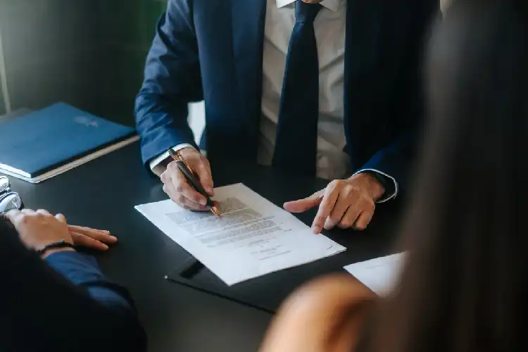 Assessoria de advogados para se legalizar e viver na Espanha é um ótimo investimento.