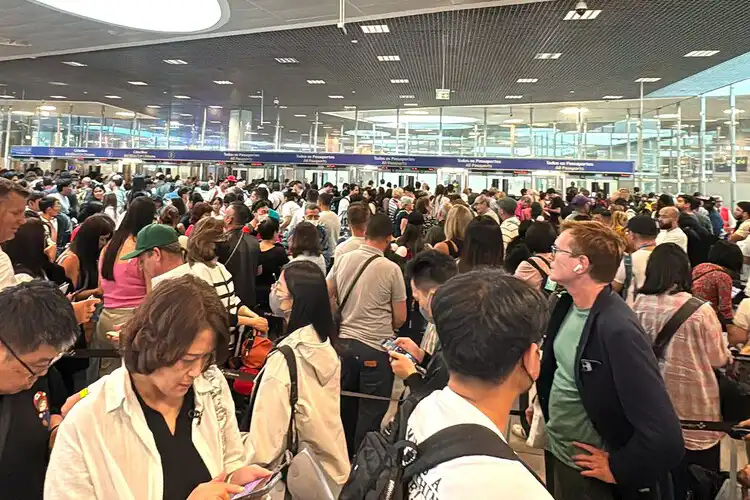 Passageiros no aeroporto de Lisboa