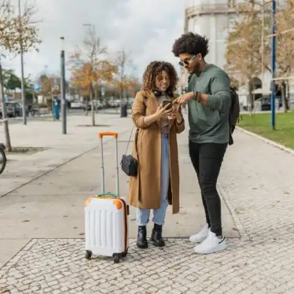 Dois turistas avaliam prós e contras entre Casa do Chip ou America Chip