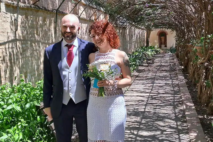Casal de noivos posam para foto de casamento na Espanha