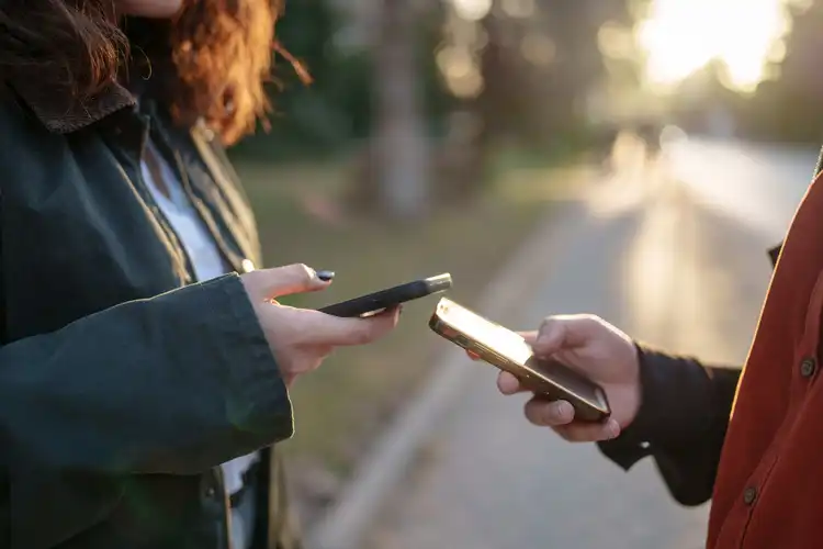 Amigos segurando celular com chip de celular para Espanha.